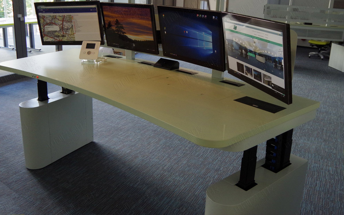 監(jiān)控操作監(jiān)控臺(tái)桌子照片